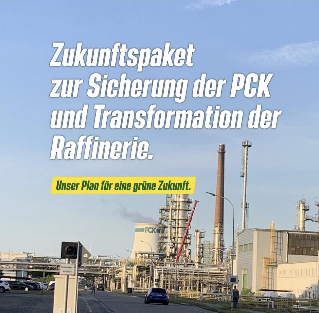 Blick auf die PCK-Raffinerie. Dazu Text: Zukunftspaket zur Sicherung der PCK und Transformation der Raffinerie