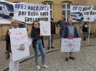 In einigen Jahren könnte der Regionalexpress auf der Strecke Berlin-Rostock sog. Flügel erhalten. So könnte die RE 5 in Löwenberg geteilt werden, so dass ein Flügel Richtung Templin weiterfährt: eine schnelle Direktverbindung wäre die Folge! Dafür demonstrieren Birgit Bader und Nele Wokan. Bis es soweit ist, sollten zusätzlich zur stündlich verkehrenden RB12 zeitlich versetzte Sprinterzüge eingesetzt werden, wenigstens vormittags und nachmittags für die Berufspendlerinnen und -pendler.