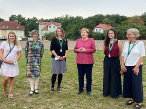 Ratfrauen mit Angela Merkel in Templin