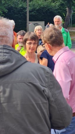 Claudia Sütering wies auf die ungünstigen Bedingungen auf der Strecke der RB63 hin, die es Reisenden unattraktiv machen, die RB63 zu nutzen. Nun will der Verkehrsminister die RB63 komplett streichen. Die Strecke zu sanieren und die Reisebedingungen zu verbessern, wäre die klügere Alternative.